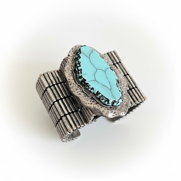 Handcrafted Vintage Turquoise Stone Medallion Silver Bracelet - Picture 8 of 10